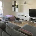 Feel Like Your Modern Next To Expo מונטיז'ו