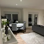 Feel Like Your Modern Next To Expo מונטיז'ו
