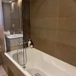 Feel Like Your Modern Next To Expo בית אירוח