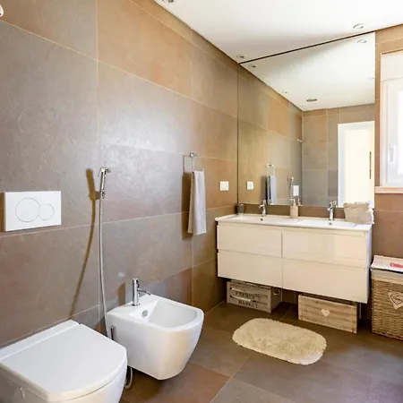Modern Double With Private Balcony Homestay