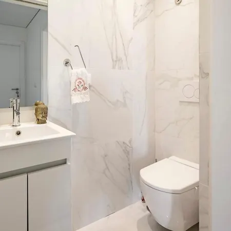 Проживание в семье Modern Double With Private Balcony Монтижу